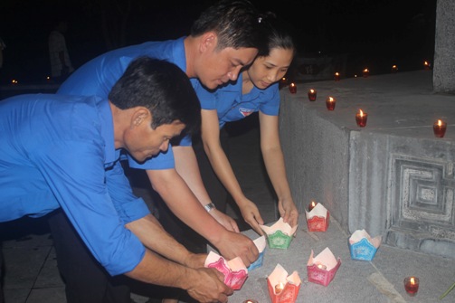 Tuổi trẻ đang hoa, nến tại Khu mộ 10 anh hùng, liệt sỹ TNXP hy sinh tại Ngã ba Đồng Lộc